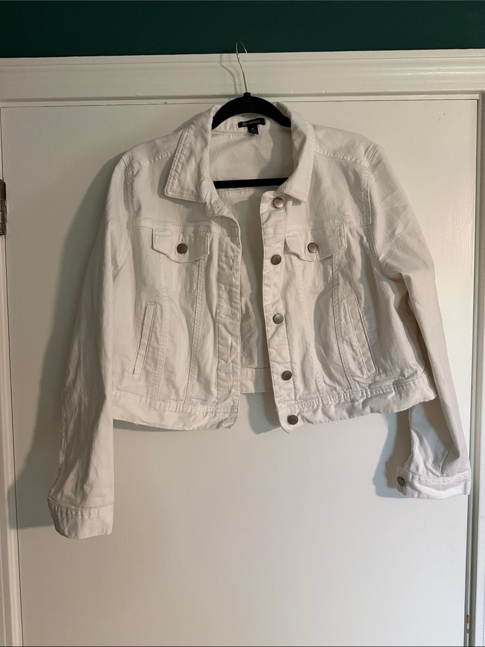 Versona White Cropped Denim Jacket - Classic Trucker Style